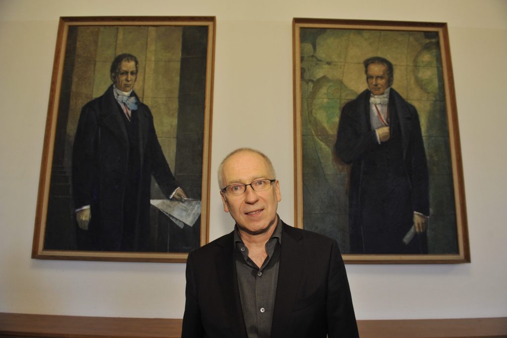 Vogl poses in front of the portraits of the Humboldt brothers