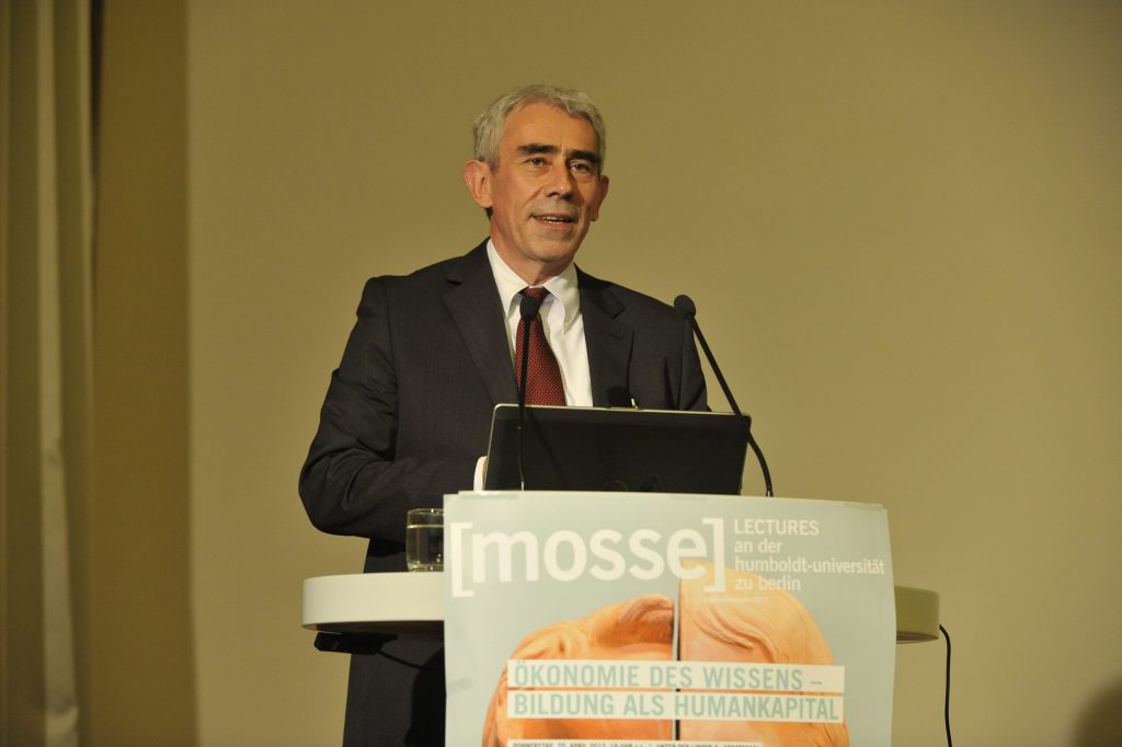 Checchi delivers his lecture