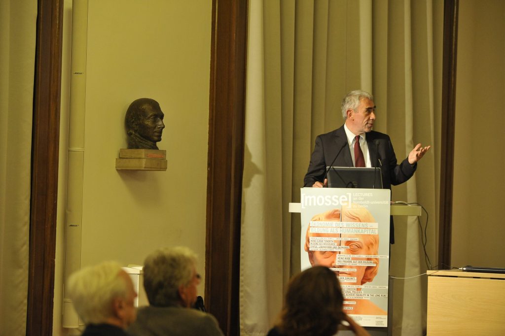 Checchi delivers his lecture