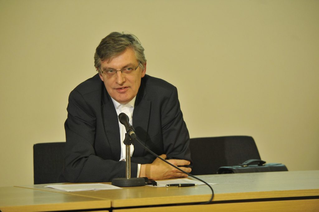 Müller addresses the audience