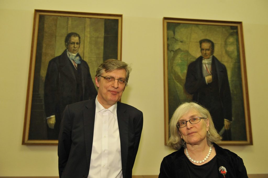 Diner and Müller pose in front of the portraits of the Humboldt brothers
