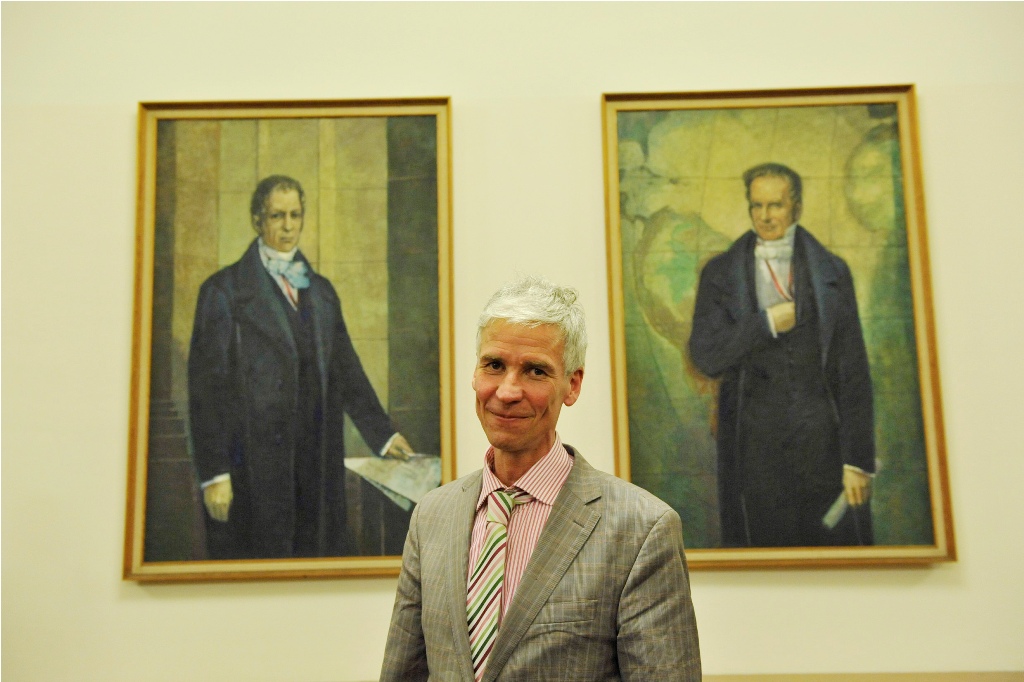 Engell in front of the portraits of the Humboldt brothers