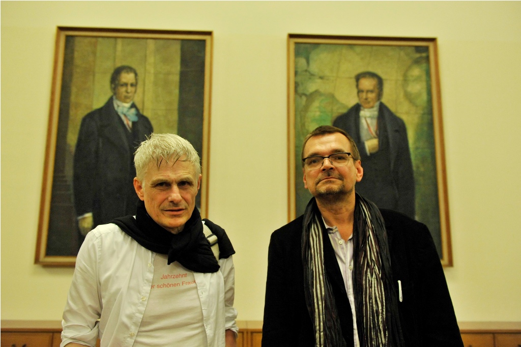 Goetz and Diederichsen in front of the portraits of the Humboldt brothers