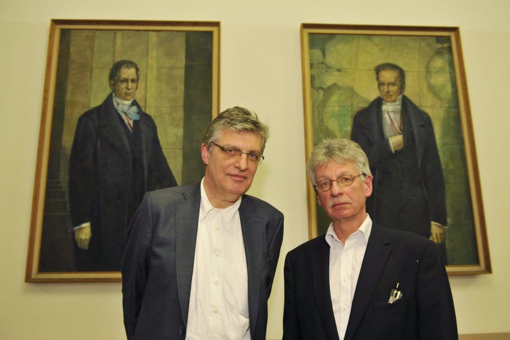 Jirgl and Müller in front of the portraits of the Humbolt brothers
