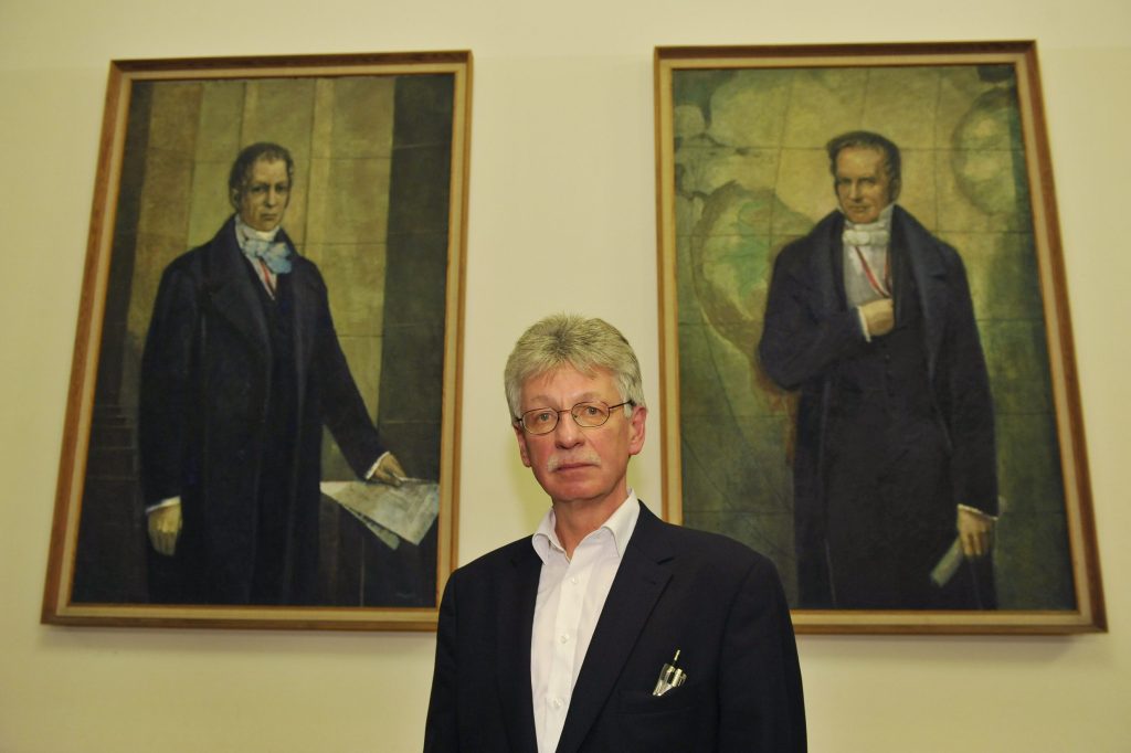 Jirgl in front of the portraits of the Humbolt brothers