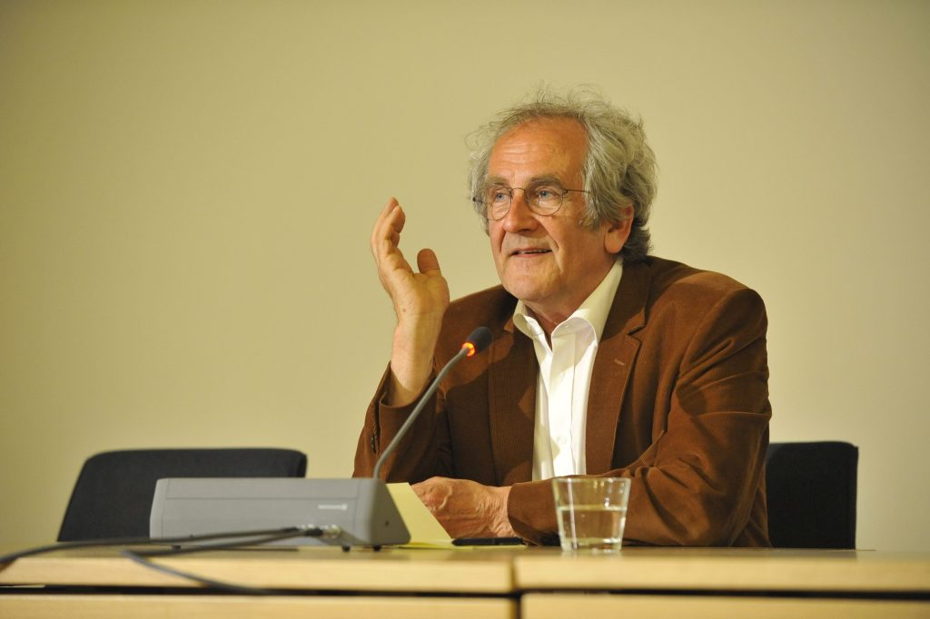 Kahl addresses the audience