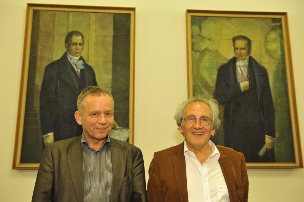Kahl and van der Boogaart in front of the portraits of the Humboldt brothers