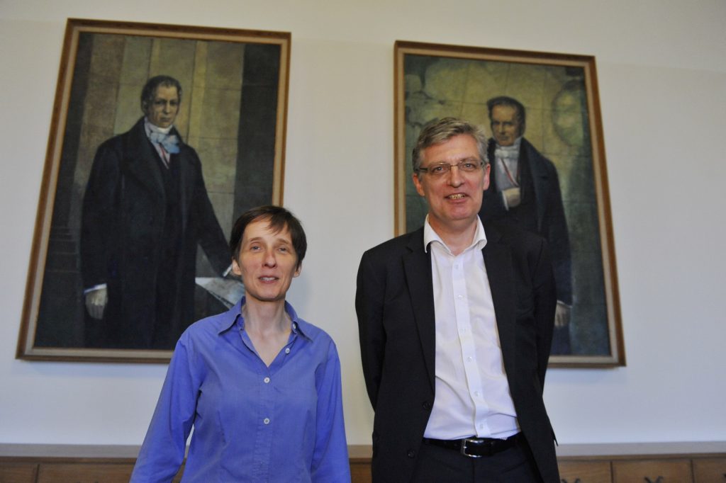 Kennedy and Müller pose in front of the portraits of the Humboldt brothers