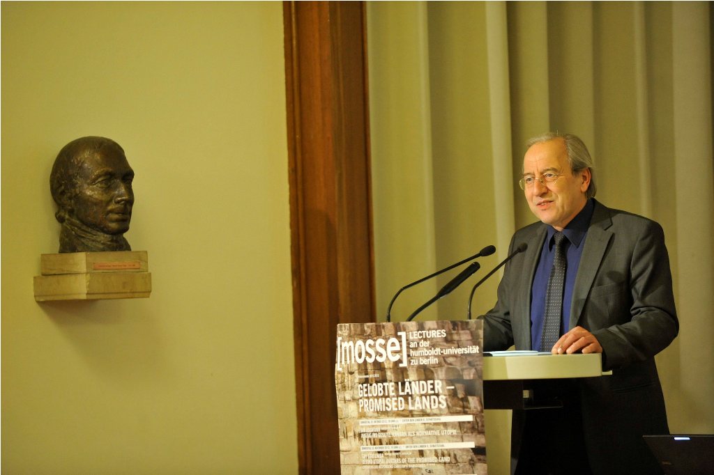 Kohl lectures from the podium