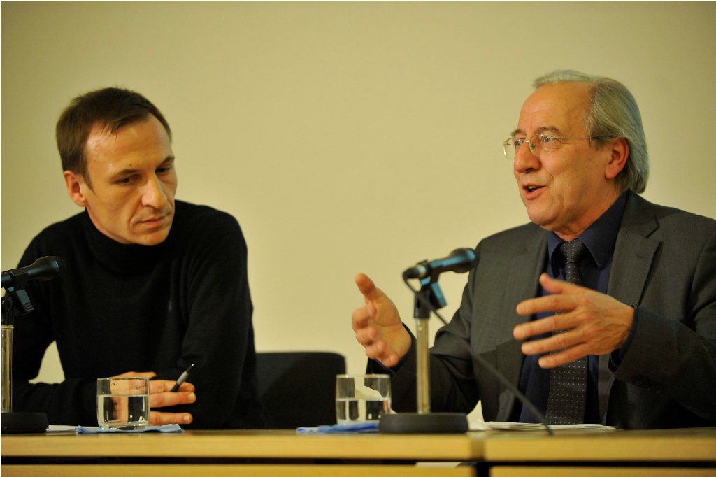 Kohl addresses the audience