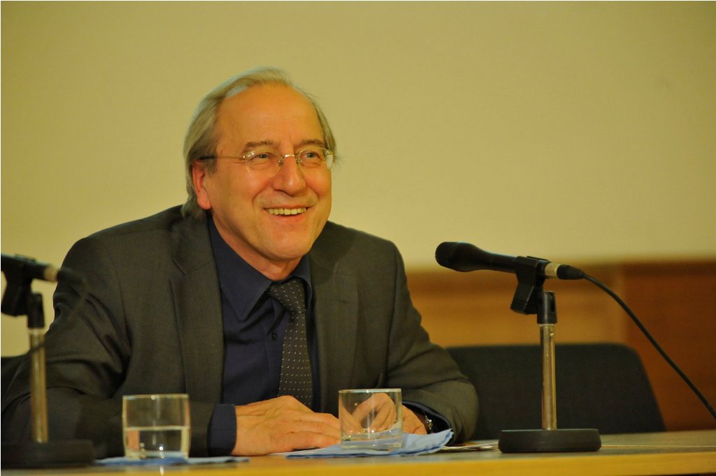 Kohl addresses the audience