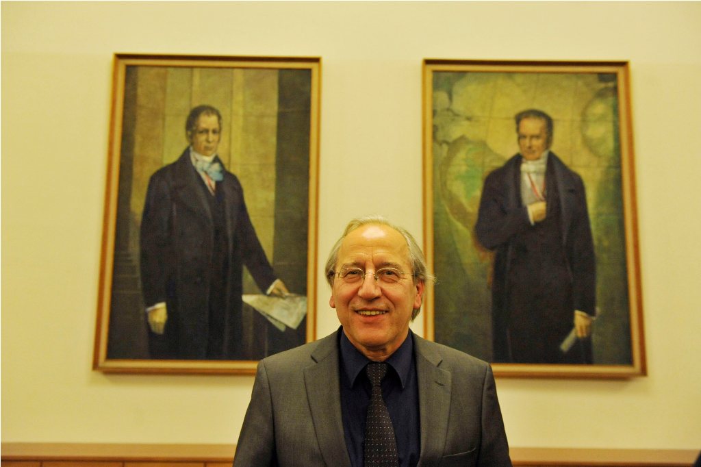 Kohl poses in front of the portraits of the Humboldt brothers