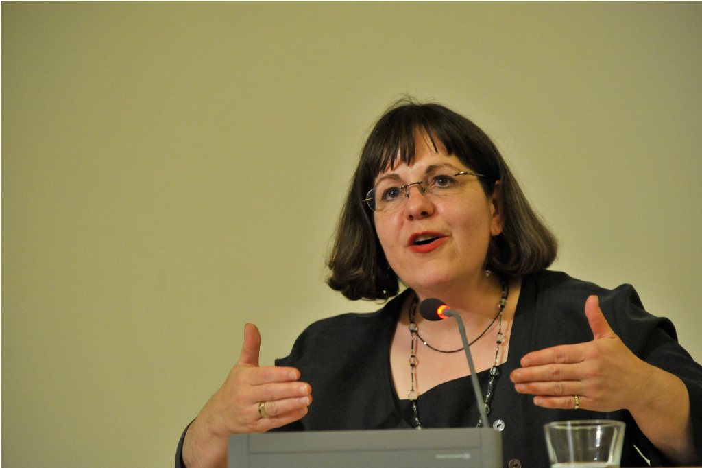 Bronfen speaks to the audience