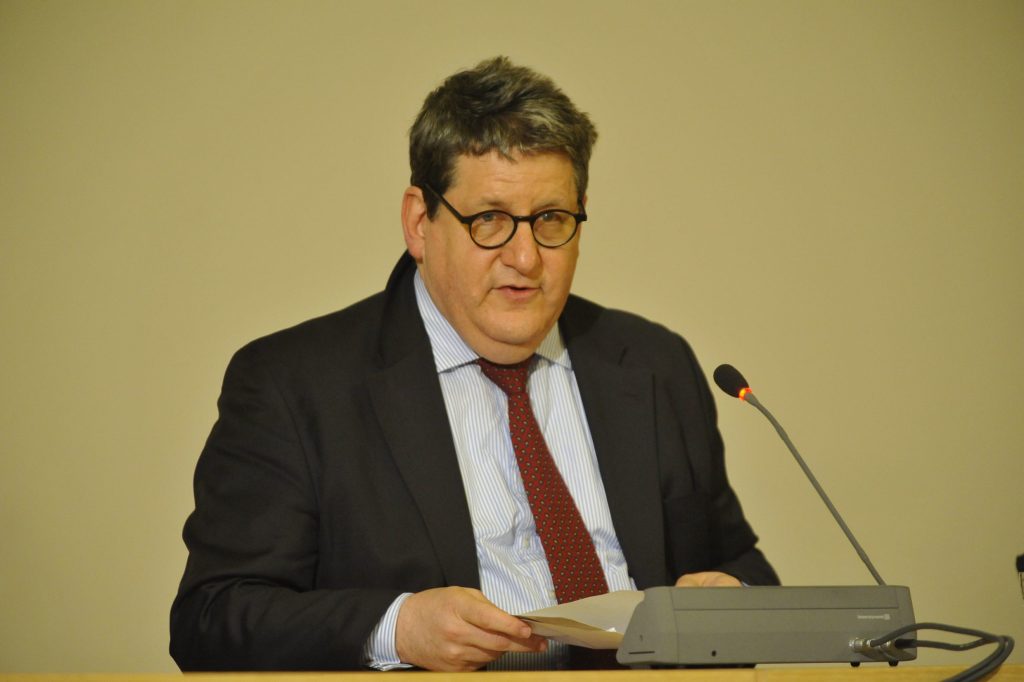 Gary Smith speaks to the audience