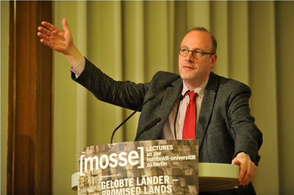 Markschies speaks from the podium