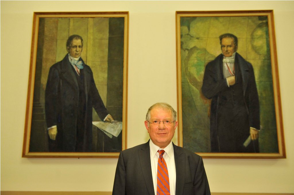 Stroumsa in front of the portraits of the Humboldt brothers