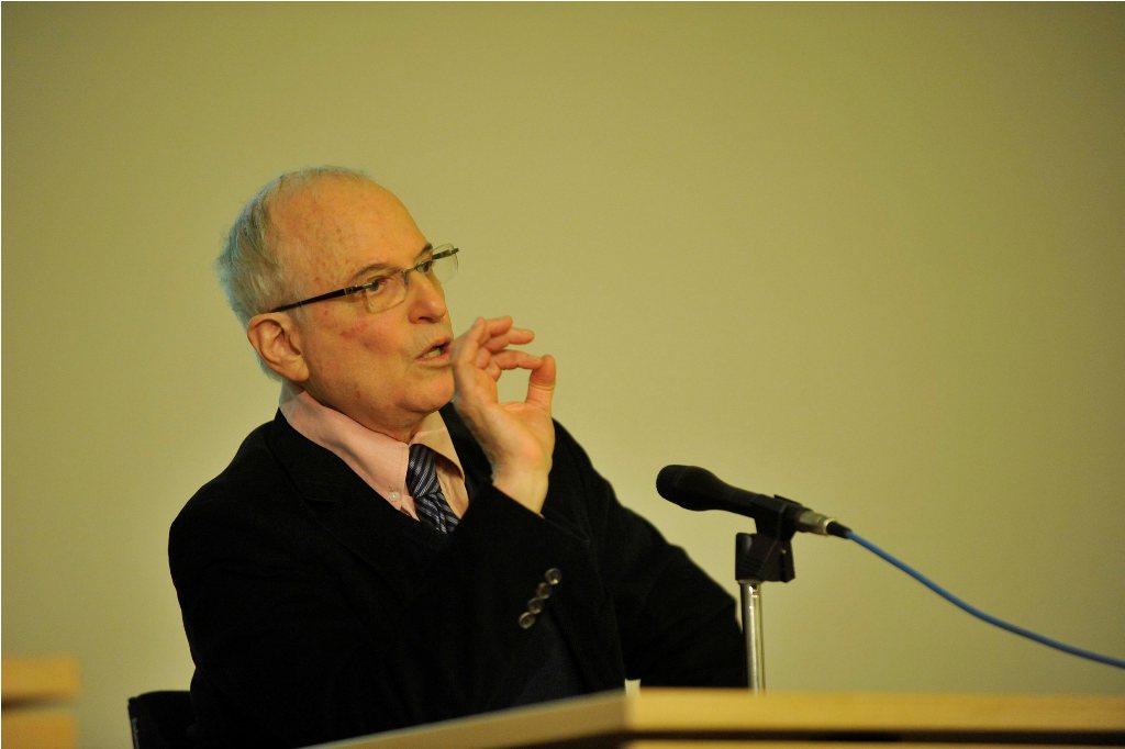 Ezrahi speaks to the audience
