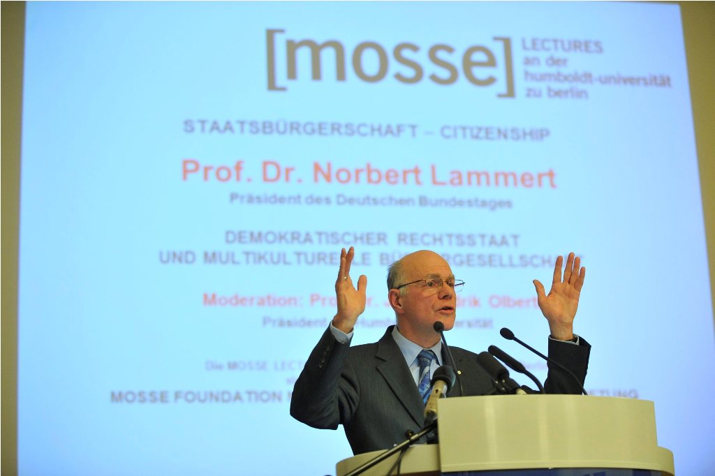 Lammert lectures from the podium