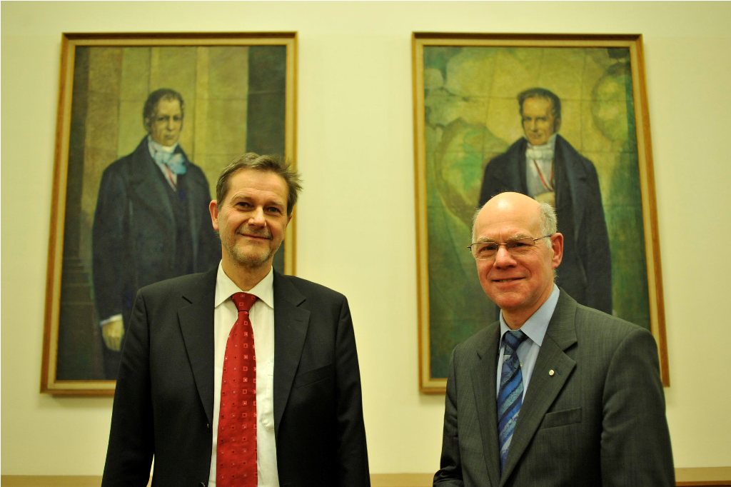 Lammert and Olbertz in front of the portraits of the Humboldt brothers
