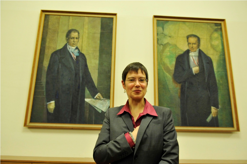 Shachar in front of the portraits of the Humboldt brothers