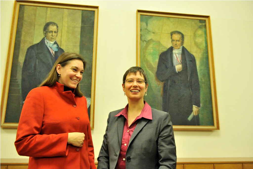 Shachar and Besson in front of the portraits of the Humboldt brothers