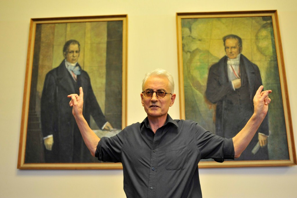 Rose poses in front of the portraits of the Humboldt brothers