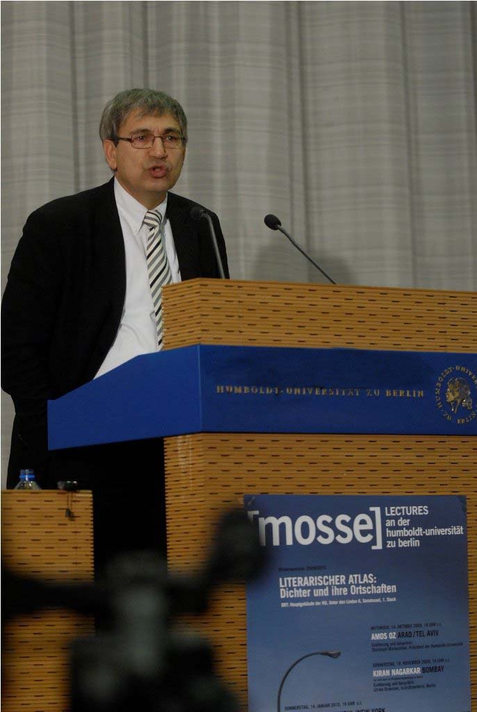 Pamuk speaks from the podium