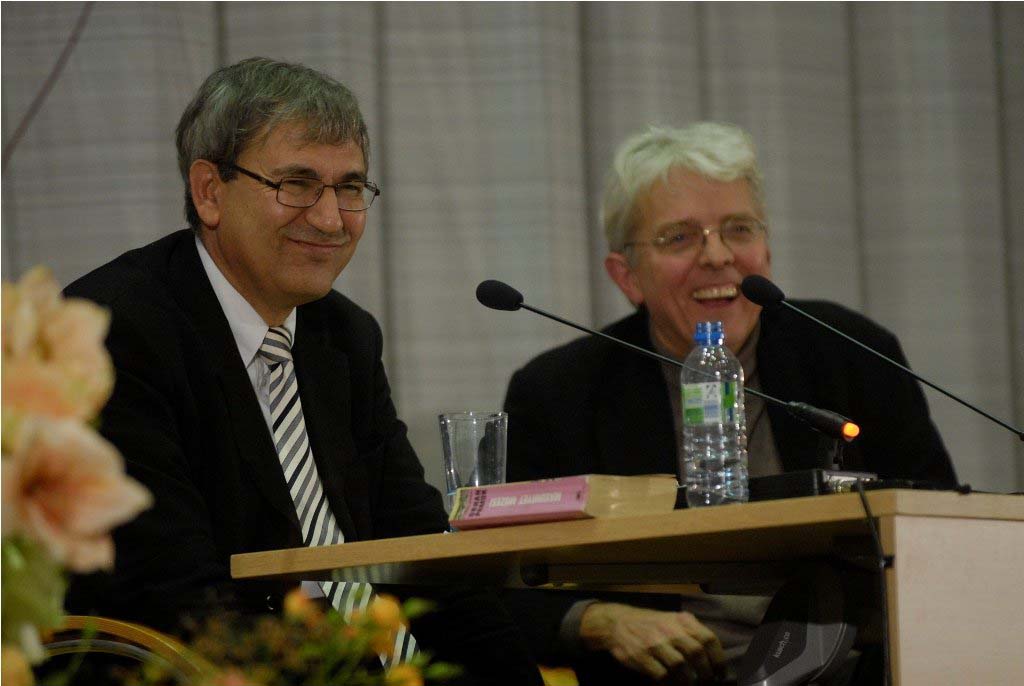 Pamuk (left) and Huyssen (right) address the audience