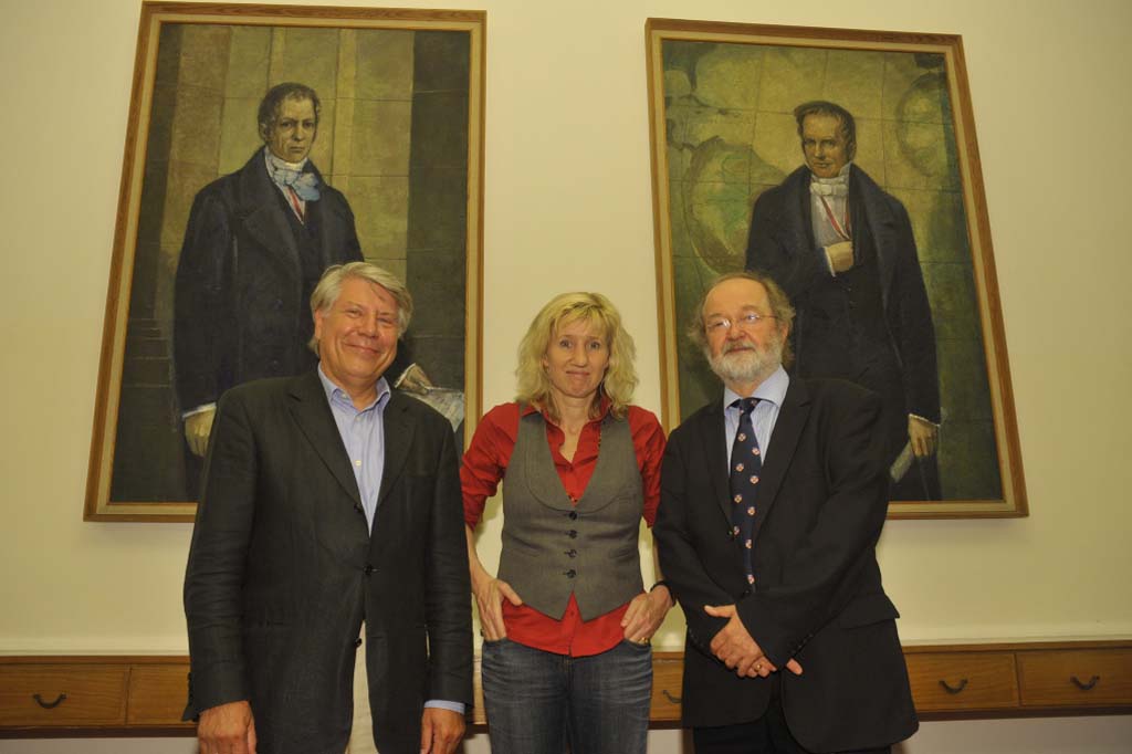 Gebauer, Geipel, and Schild pose in front of the portraits of the Humboldt brothers