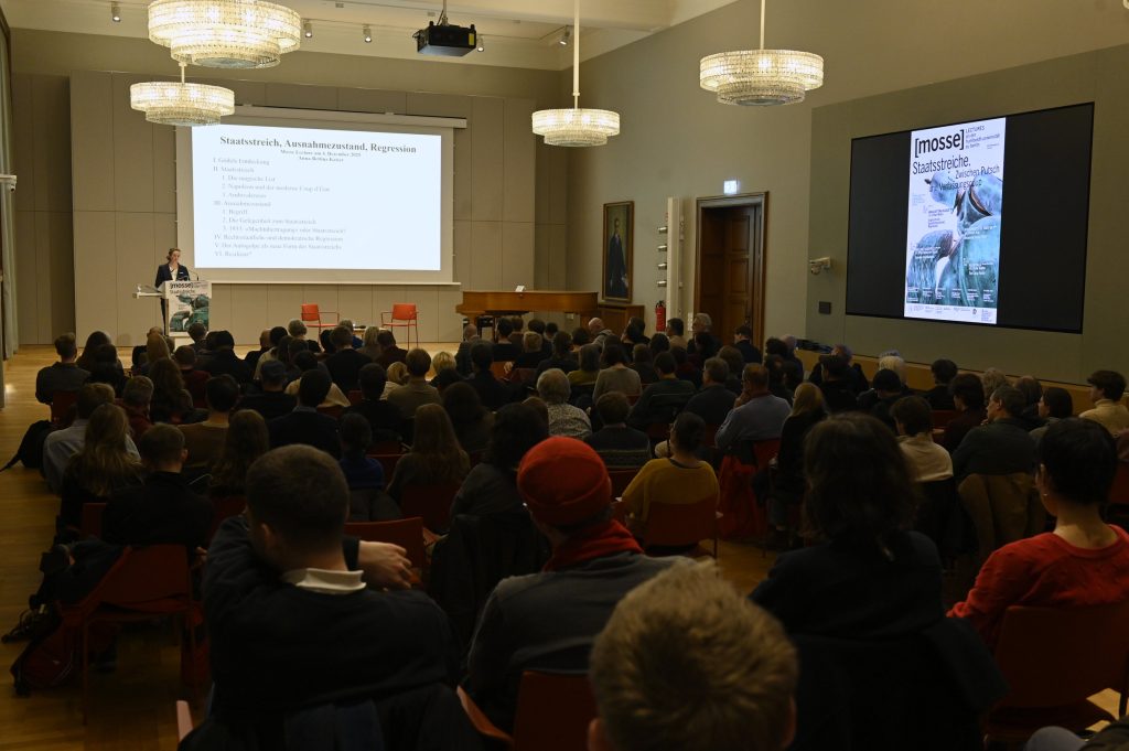 Kaiser lectures to the audience