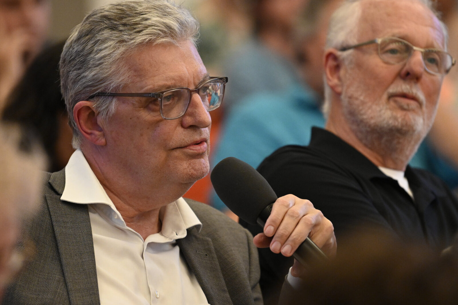 Lothar Müller asks a question